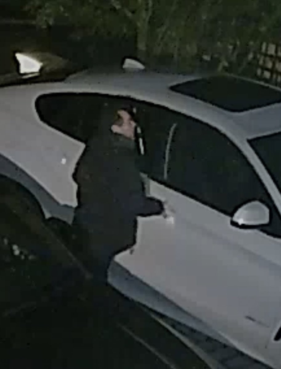 Anyone know or seen this scumbag? Broke into my car on the 29/12/2021 on my drive. Please retweet for a wider audience <a href="/EssexPoliceUK/">Essex Police</a> #essex #buckhursthill @EPEppingForest #crime #scum