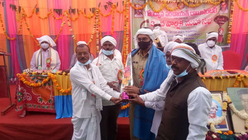 ASP_UTNOOR's tweet photo. ఉట్నూర్ మండలం నర్సాపూర్ (బి) గ్రామంలో శుక్రవారం గోండ్వాన రాయ్సెంటర్ 35 వ వార్షికోచవమ్ నిర్వహించినరు ఈ కార్యక్రమానికి ఏ‌ఎస్‌పి ఉట్నూర్ హర్షవర్ధన్ గారు హాజరైనారు. యువత చెడు వ్యసనాలకు దూరంగా ఉండాలని, ఉన్నత విద్యా పై దృష్టి సారించాలని సూచించారు మరియు వారితో కలిసి మొక్కలు నాటరు. https://t.co/sfk55NoPXw