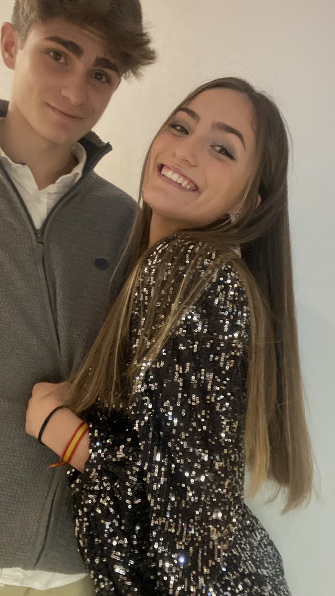 anamonicaa1's tweet photo. Por un 2022 lleno de cosas buenas y por ellos. ¡Os quiero mucho! <33 https://t.co/JqLz5DAkp5