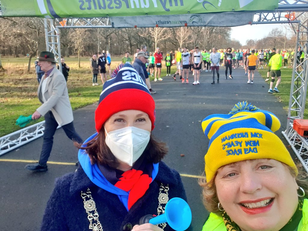 donna_cooney1's tweet photo. The 1st #Run of #2022NewYear #LM5A @LordMayorDublin #TomBrennan @liffeyvalleyac about to start. #NewYear2022 #NewYearsResolution @DubCityCouncil https://t.co/RvlZpiQg31