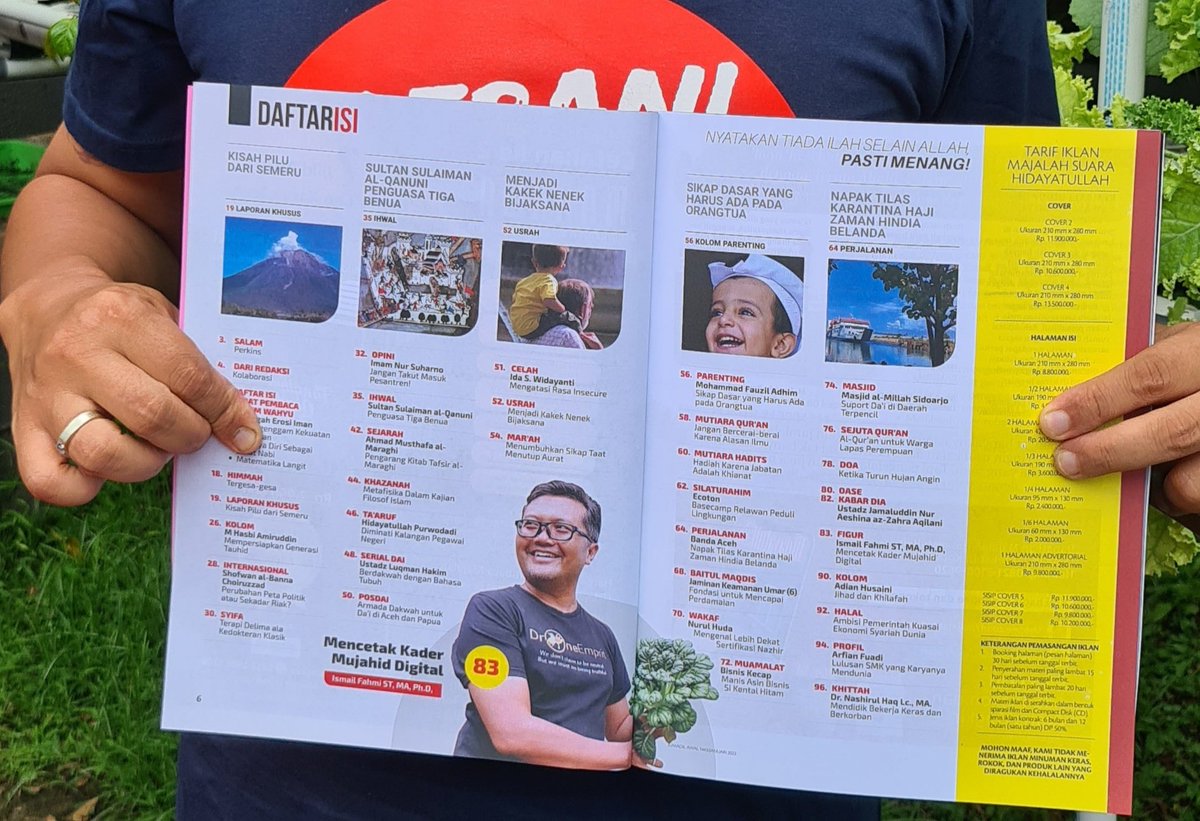 ismailfahmi's tweet photo. Pas lagi ngecek tanaman, kiriman majalah dari @hidcom tiba. Terimakasih mas @ahmaddamanik_ atas ulasannya. Tentang #MujahidDigital @MUIPusat untuk penyebaran konten positif, dan juga ttg Drone Emprit. https://t.co/mC4fmRuD8O