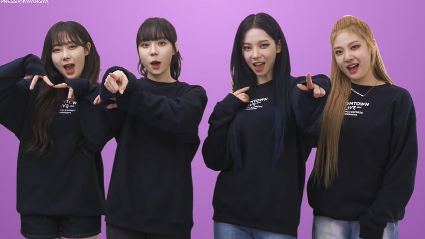 KARINAL00KS's tweet photo. 2021🤍                                 2022💜 https://t.co/wYYvEe32ju