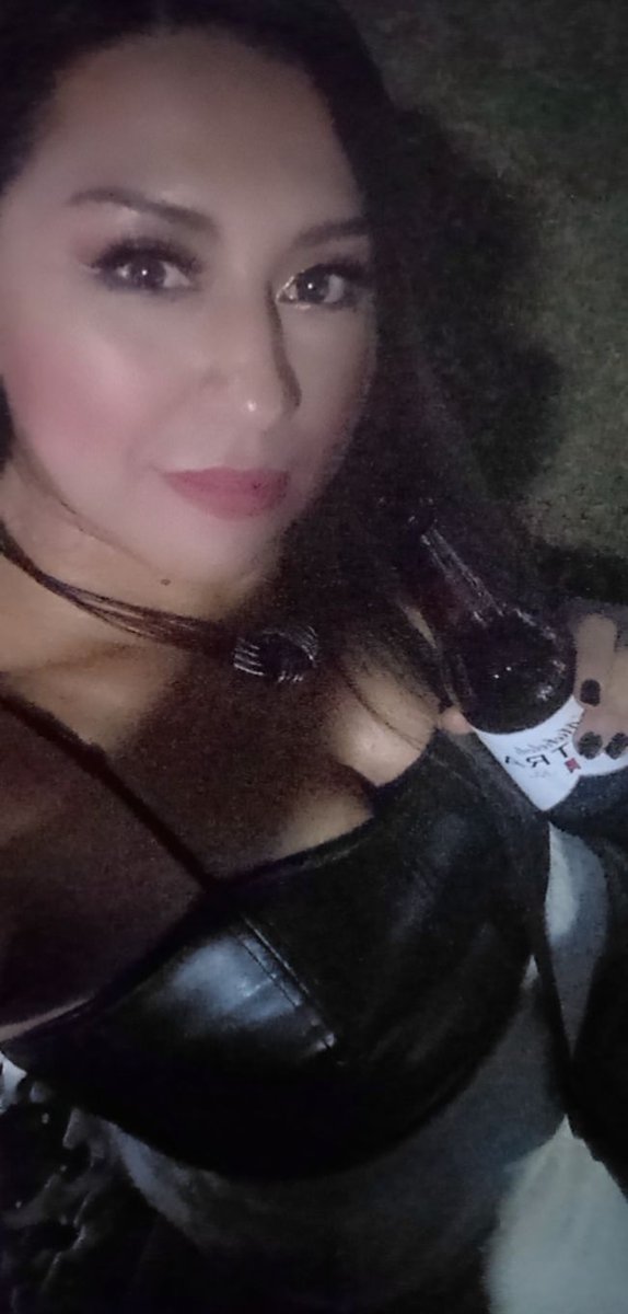 KarmenMarcela's tweet photo. Ando tomando en el parque "encuerada" 🤣🤪😜🎉🎉🎉 https://t.co/ub00cvjgpQ