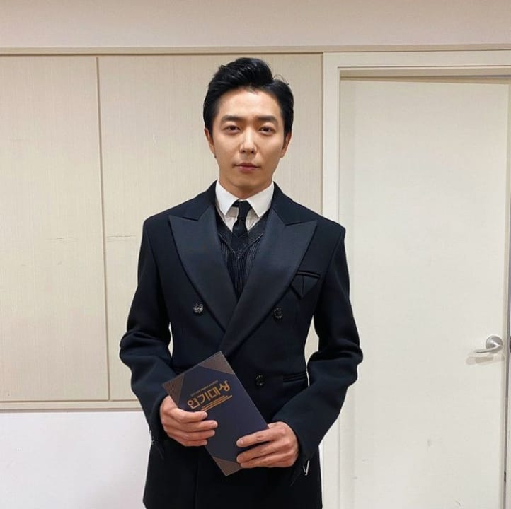 📸 211231 SOOP Management IG update: 

"I fall in love with #Jaeuck in suits at the end of the year. 😻
See you at the drama #CrazyLove next year ! 
#Kimjaeuck at the #KBSDramaAwards" 

#김재욱 #KimJaeWook #キムジェウク