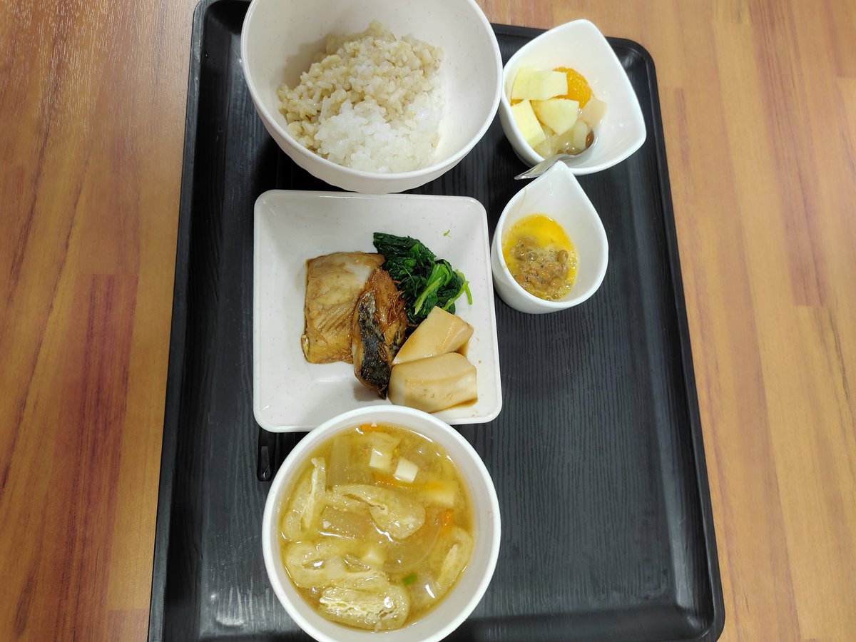 lectin_free's tweet photo. 朝ごはん！

９０歳ご夫婦は柔らかめに
出しますね🤗
キレイな夕日！
施設にお休みはないのです。💦
#グルテンフリー
#ゆるグルテンフリー
＃レクチンフリー
#ゆるレクチンフリー
＃夕日 https://t.co/ARSMdYglCi