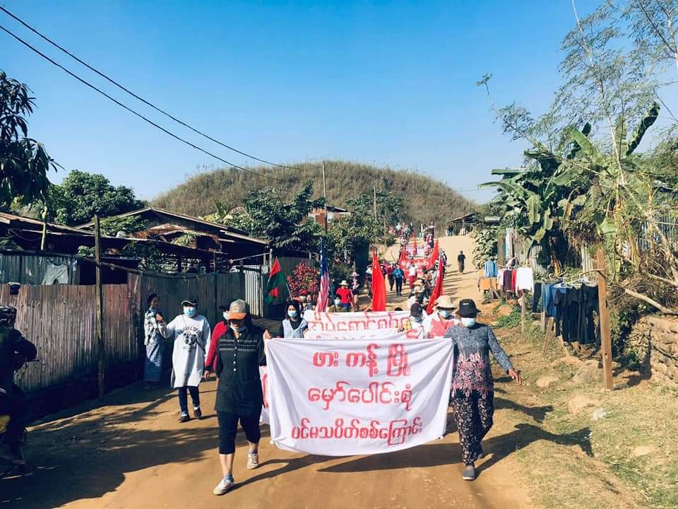 ActivistLittle's tweet photo. Anti-coup revolutionary strike in Kachin's Hpakant is so powerful today. 🪧

#2022Jan1Coup #ToFederalDemocracy2022 #WhatsHappeningInMyanmar https://t.co/AeAXWwPaYT