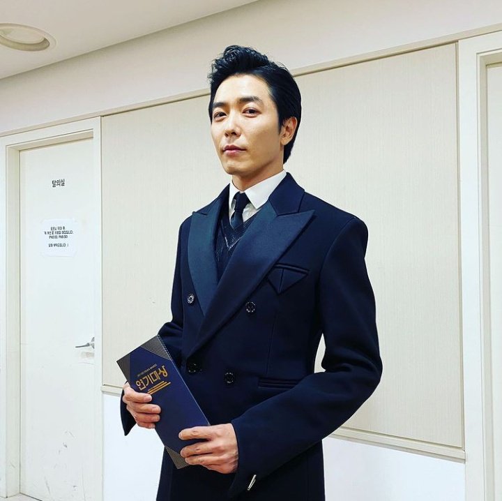 📸 211231 jaeuckkim IG update:

"Happy new year 2022
See you soon 🐶"

#KimJaeUck #김재욱 #KimJaeWook #キムジェウク
