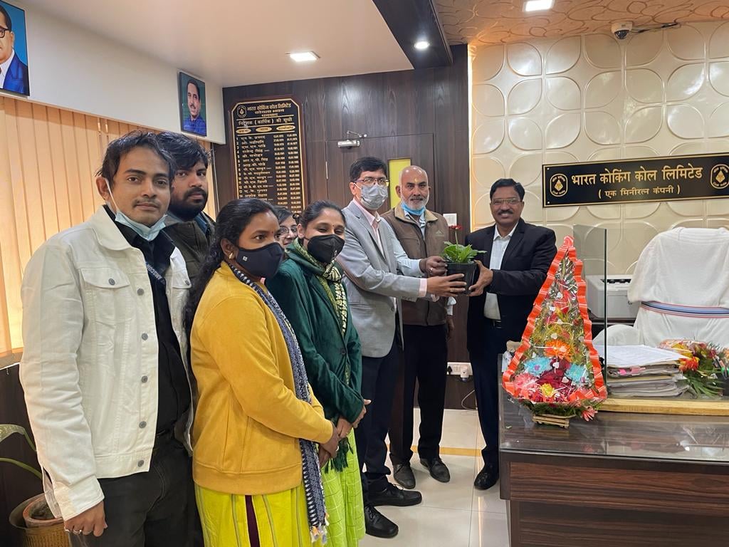 GreenBCCL's tweet photo. BCCL renews its commitment in year 2022 for better Environment!
As token of commitment, Environment Deptt, BCCL greeted new year with plants to Shri Samiran Dutta, CMD, Shri Kumar Animesh, CVO, Shri Chanchal Goswami, D (T) Op,   Shri PVKR MallIikarjuna Rao D(P) https://t.co/S91CTd0I15