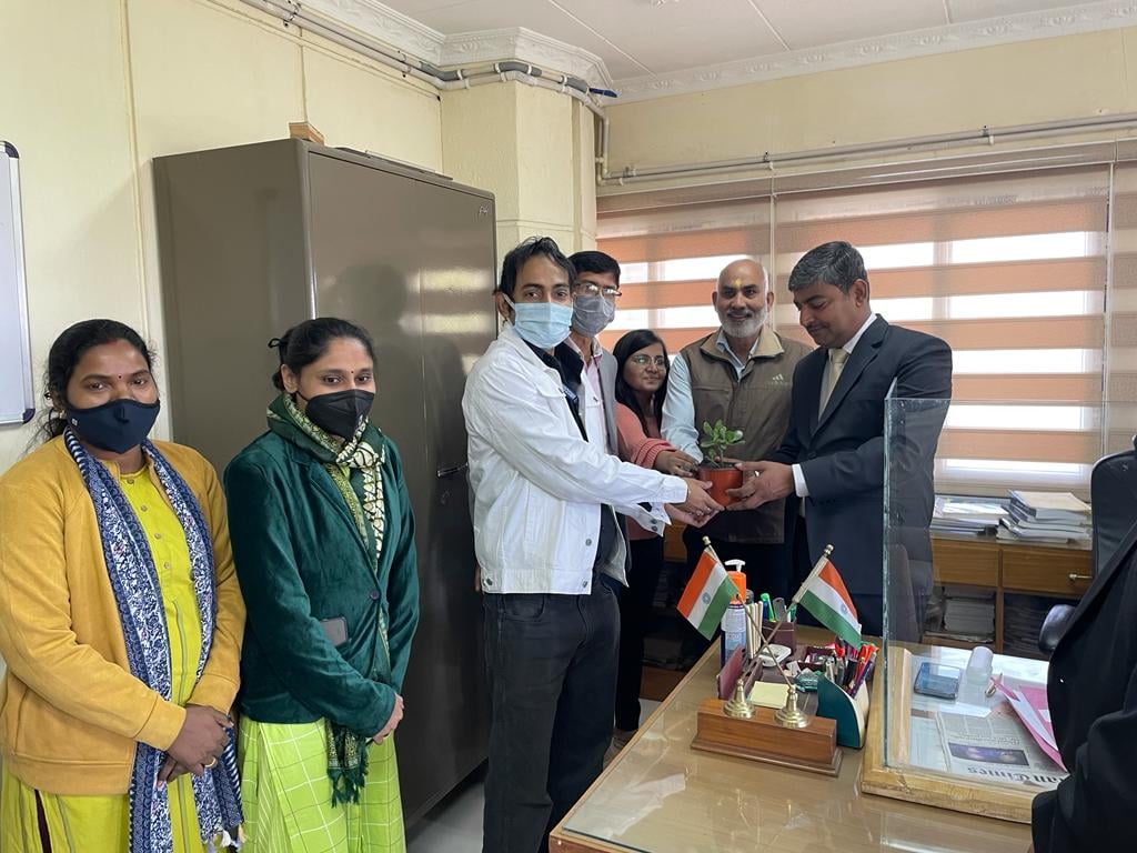 GreenBCCL's tweet photo. BCCL renews its commitment in year 2022 for better Environment!
As token of commitment, Environment Deptt, BCCL greeted new year with plants to Shri Samiran Dutta, CMD, Shri Kumar Animesh, CVO, Shri Chanchal Goswami, D (T) Op,   Shri PVKR MallIikarjuna Rao D(P) https://t.co/S91CTd0I15