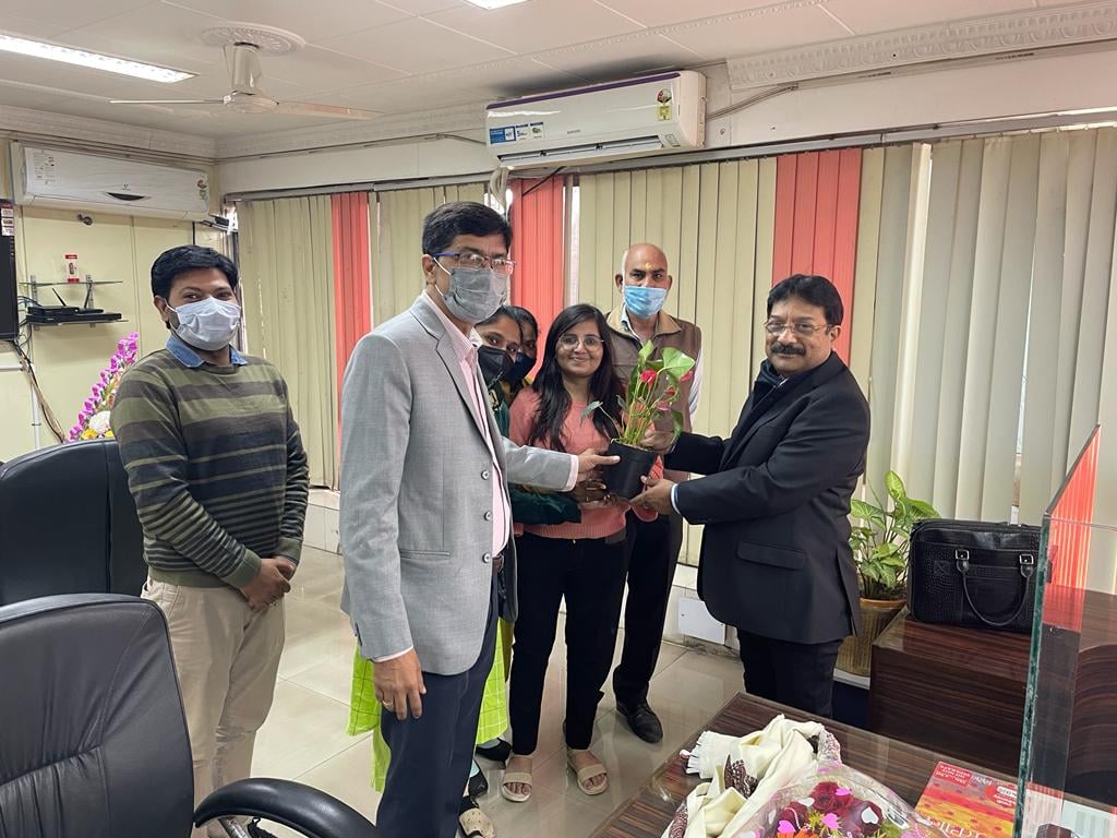 GreenBCCL's tweet photo. BCCL renews its commitment in year 2022 for better Environment!
As token of commitment, Environment Deptt, BCCL greeted new year with plants to Shri Samiran Dutta, CMD, Shri Kumar Animesh, CVO, Shri Chanchal Goswami, D (T) Op,   Shri PVKR MallIikarjuna Rao D(P) https://t.co/S91CTd0I15