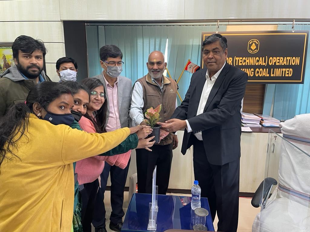 GreenBCCL's tweet photo. BCCL renews its commitment in year 2022 for better Environment!
As token of commitment, Environment Deptt, BCCL greeted new year with plants to Shri Samiran Dutta, CMD, Shri Kumar Animesh, CVO, Shri Chanchal Goswami, D (T) Op,   Shri PVKR MallIikarjuna Rao D(P) https://t.co/S91CTd0I15