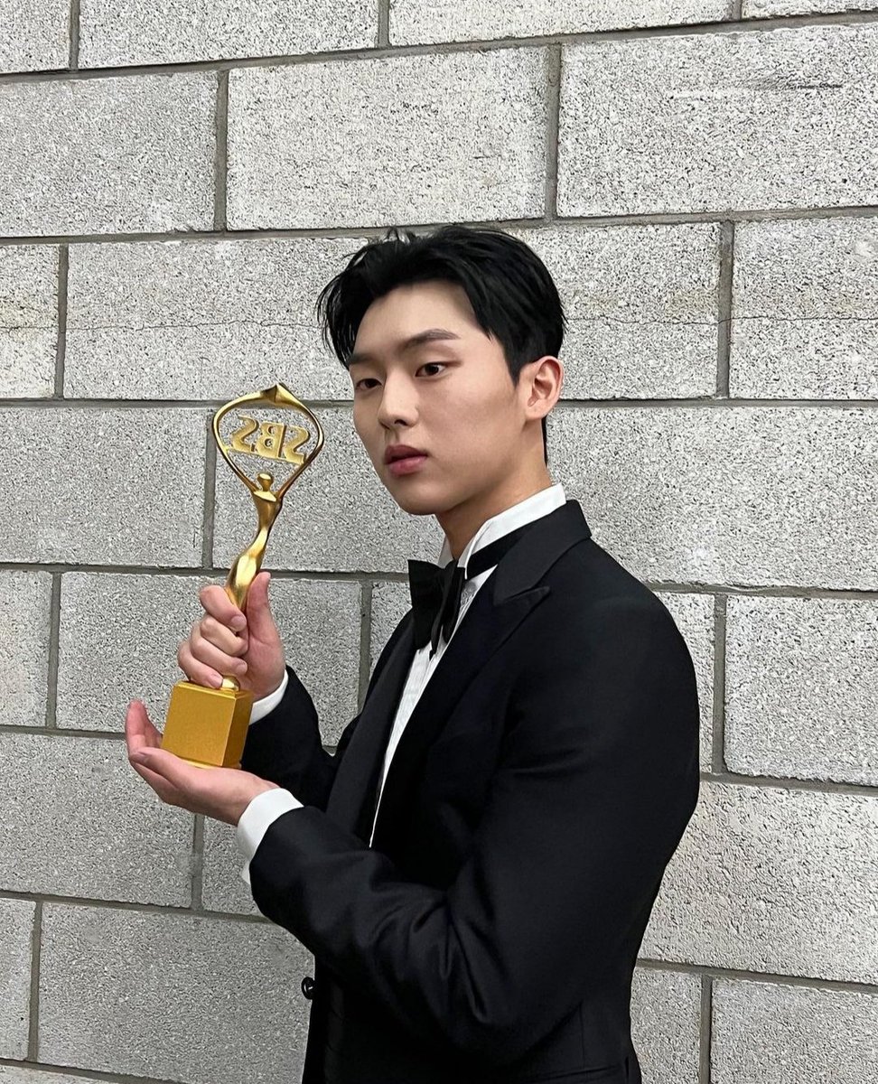 hyunwooksupport's tweet photo. สุขสันต์วันปีใหม่นะคะ ขอให้เป็นปีที่ดีของทุกคน และเป็นปีที่ดีมากๆของฮยอนอุค เราเปิดต้นปีกันมาด้วยรางวัล Best New Actor ดีใจมากๆเลยเนอะ หลังจากนี้ก็มาคอยซัพพอร์ตฮยอนอุคไปด้วยกันแบบนี้ตลอดไปเลยนะคะ 🎊💙 #CHOIHYUNWOOK  #ชเวฮยอนอุค #최현욱 https://t.co/487SJ4t71o