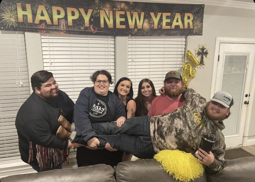ChelcieWallace's tweet photo. HERES TO 2022 🥰 HAPPY NEW YEARS 🥳🍾🥂 https://t.co/4VaLZCm3u8