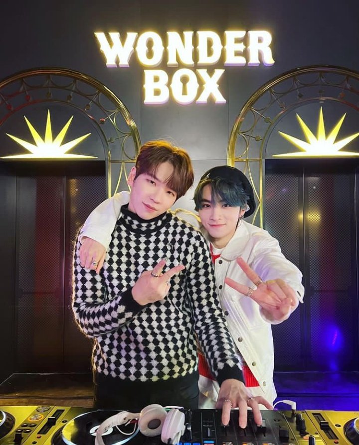 nctyzenbase's tweet photo. [OFFICIAL] 220101 Raiden (dj_raiden_) instagram update bersama #XIAOJUN 🌟🦕💚

"Selamat Tahun Baru 2022✨"

🔗https://t.co/V7oUX0E5Nf

#NCT #WayV
@nctyzenbase @nctyzenbase_ 🌕 https://t.co/mHJcR4jdTl
