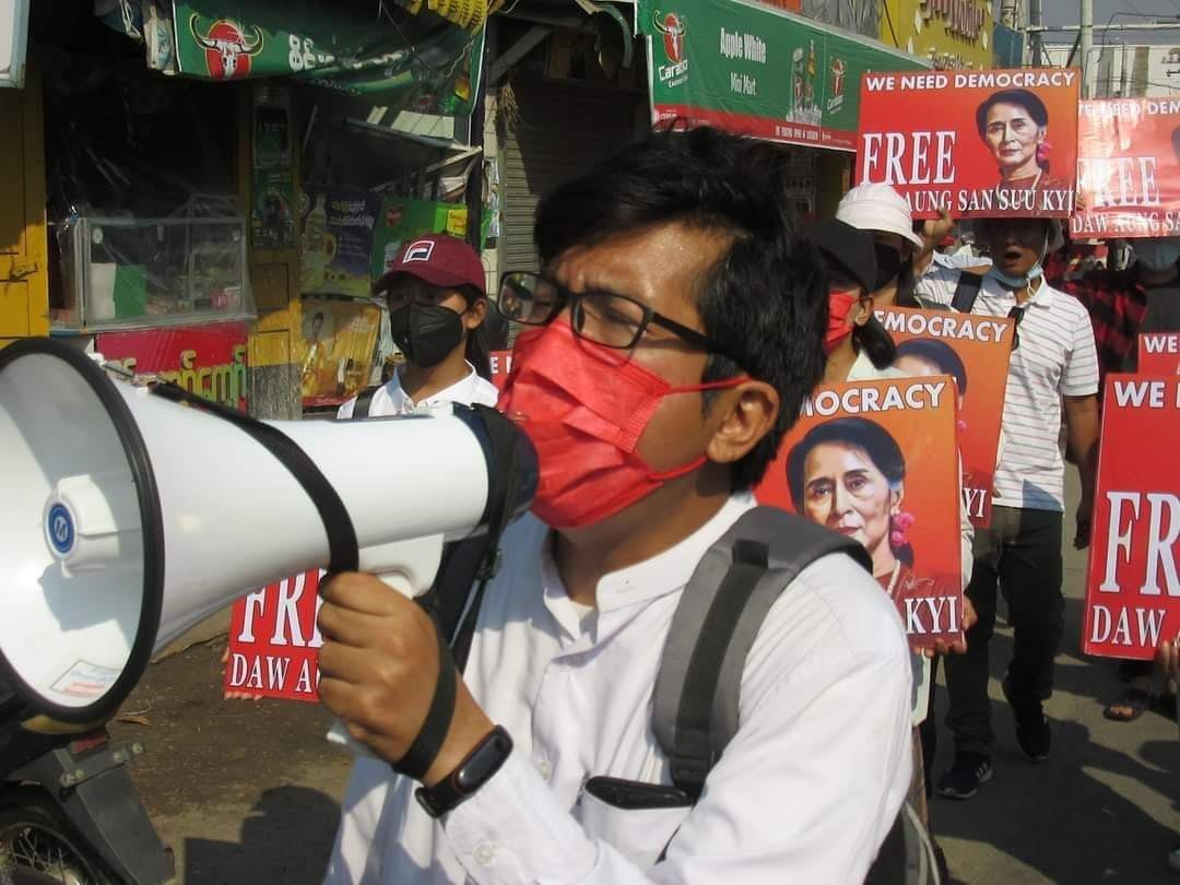 ActivistLittle's tweet photo. In Mandalay's Kyaukse Tsp: 3 men including Dr. Hline Zaw Nyunt [a philanthropist doctor and a pro-democracy activist] were killed by #MyanmarMilitaryTerrorists' parcel bomb at 3 PM on Dec 31.

#2022Jan1Coup #WarCrimesOfJunta #WhatsHappeningInMyanmar https://t.co/neKbePfTWu
