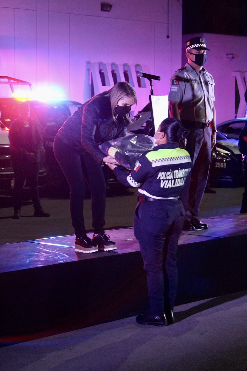 normaltrevino's tweet photo. Con el objetivo de continuar trabajando con una policía ordenada y fuerte, entregamos uniformes a elementos de la Policía Municipal de #PiedrasNegras 
En seguridad vamos #coNTodo https://t.co/ymdjZ0t14J