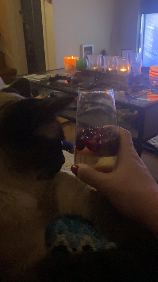PopplesMom's tweet photo. Cheers to 2022! #nyeseattle https://t.co/UzuUqxSFFZ
