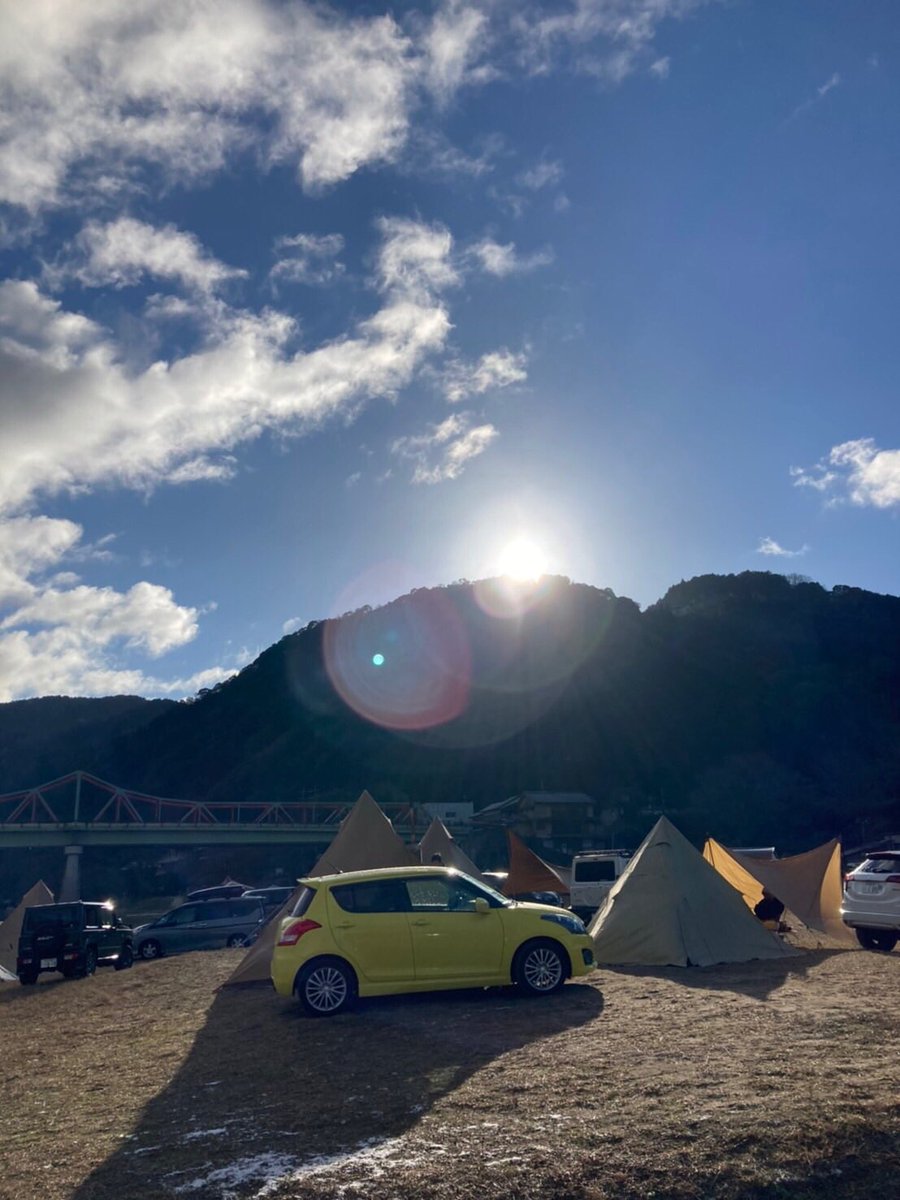 okarin_camp's tweet photo. 明けましておめでとうございます！
フォロワーの皆様、今年もよろしくお願い致します！
笠置キャンプ場に年越しキャンプ行って来ました！
めっちゃ寒かったけど最高でした！
今回は辛そうで辛く無い少し辛い餃子鍋とお雑煮作りましたー！
#キャンプ好きと繋がりたい
#年越しキャンプ 
#笠置キャンプ場 https://t.co/sTJO0YCEzk
