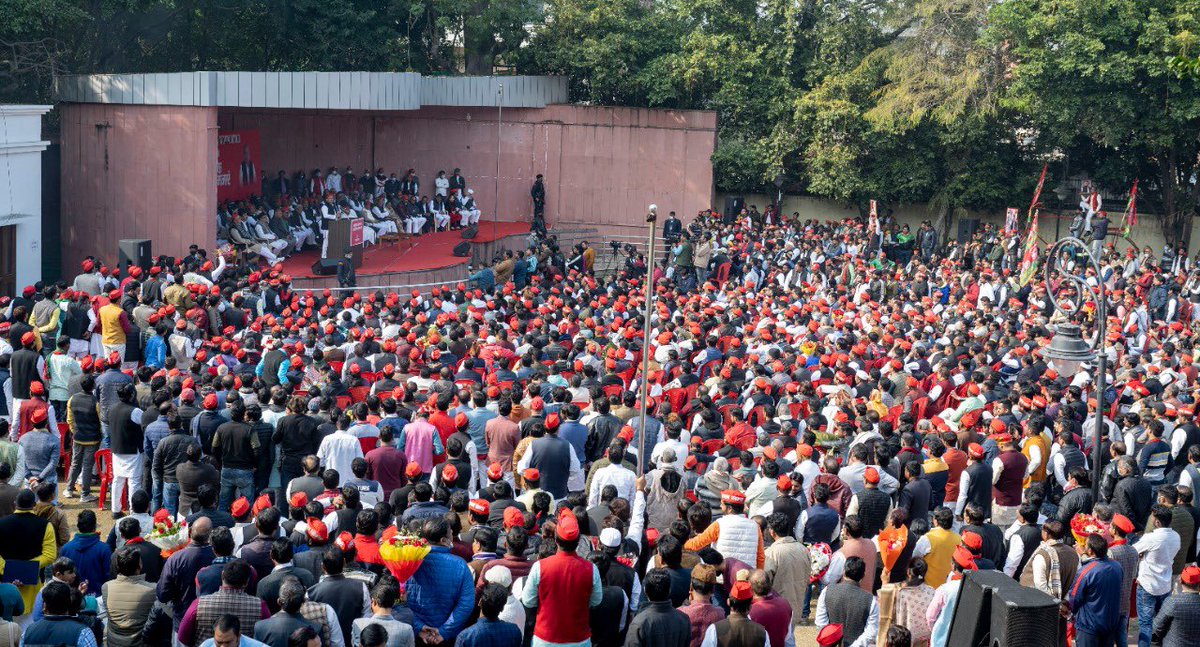 yadavakhilesh's tweet photo. नव वर्ष की हार्दिक बधाई व शुभकामना! 

अब बाइस में ‘न्यू यूपी’ में नयी रोशनी से नया साल होगा
300 यूनिट घरेलू बिजली फ़्री व सिंचाई बिल माफ़ होगा

नव वर्ष सबको अमन-चैन, ख़ुशहाली दे। सपा सरकार आयेगी और 300 यूनिट फ़्री घरेलू बिजली व सिंचाई की बिजली मुफ़्त दिलवाएगी। 

#बाइस_में_बाइसिकल https://t.co/8RadolTql5