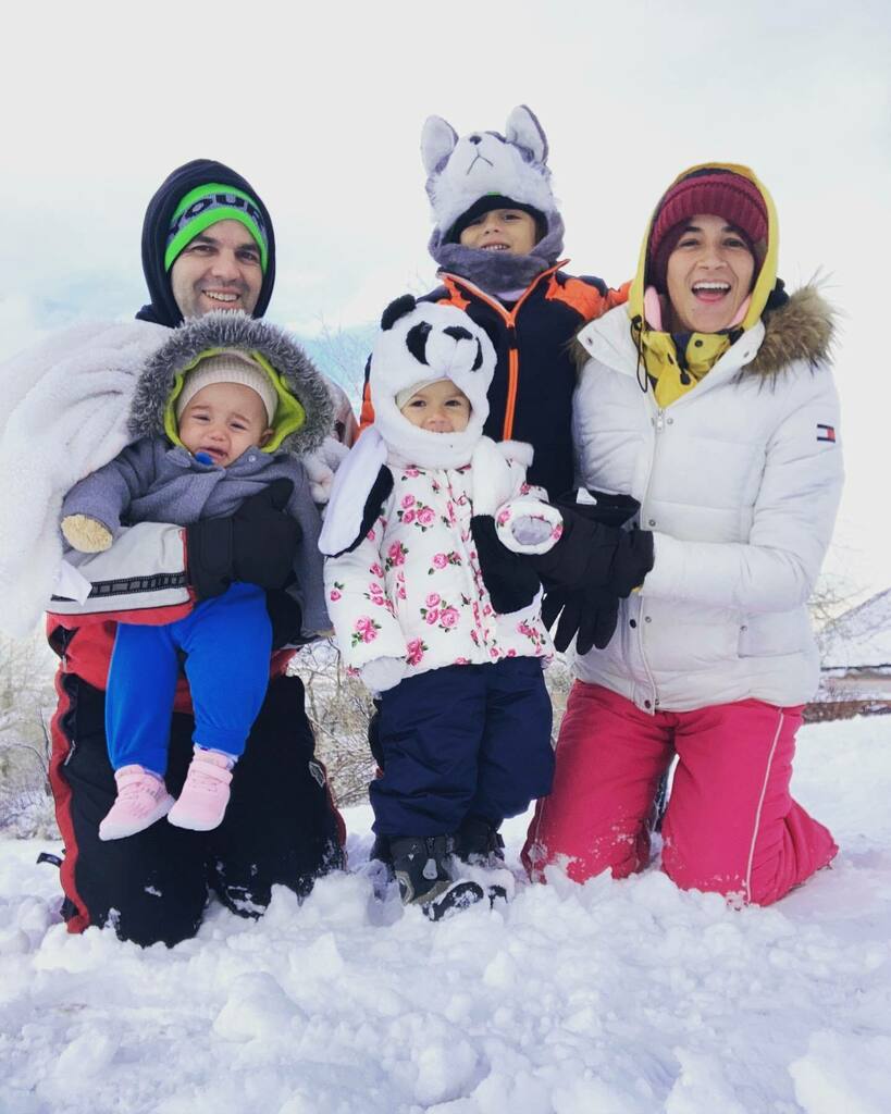 brazilicans's tweet photo. ⛄️ Feliz Ano Novooo ❄️ Obs: a Cara da Aurora genteeee 😢 tadinha 😆 Estamos “congelando” mas nos divertindo muito e criando memórias lindas com família e amigos! Ainda temos mais 1 semana aqui e tô gravando tudo pra vcs. Vou começar a postar tudo em br… https://t.co/ULH7ot5Equ https://t.co/u9rgahXcuO
