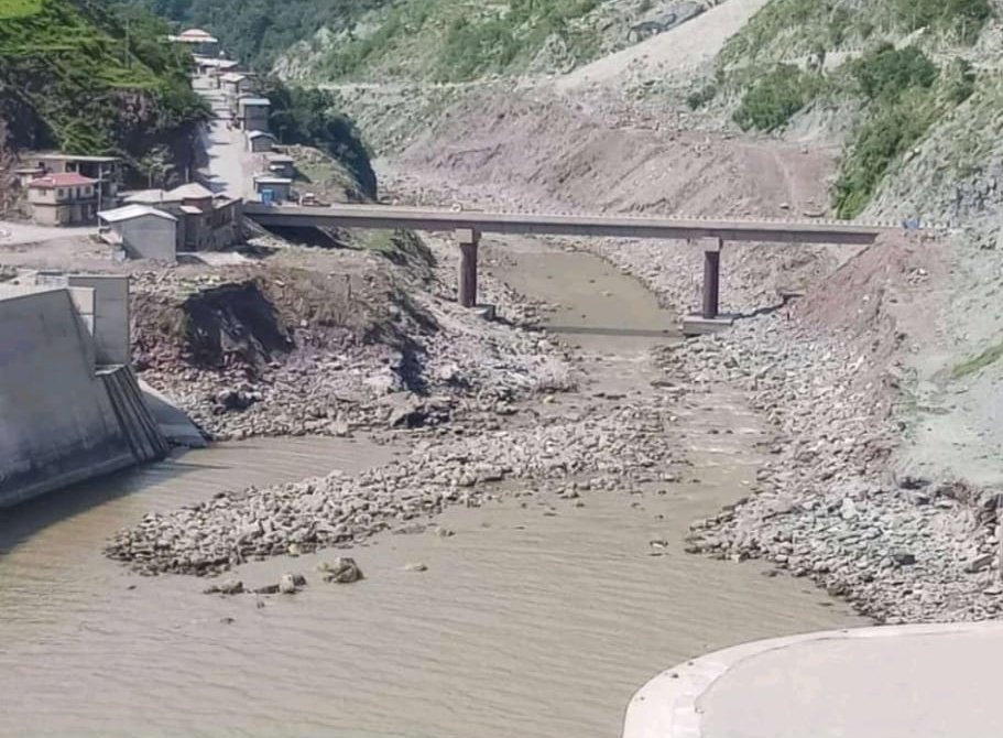 aakmaljarall's tweet photo. پاکستانی مقبوضہ کشمیر جسے سرکاری طور پر آزاد کشمیر بھی کہا جاتا ہے اتنا آزاد ہے کہ یہاں انسانوں کو تو کیا دریاؤں کو بھی اپنی مرضی سے بہنے کی اجازت نہیں۔
#SaveRiversSavePOJK
#SaveRiversSaveMzd
#ClimateJustice #EnvironmentJustice https://t.co/uPY4WDtgGd