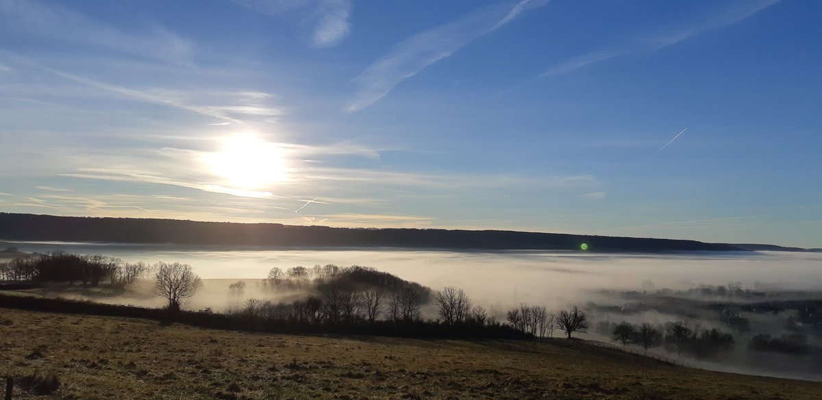 OrMeteo's tweet photo. [ #INVERSION 🌫☀️ ] Comme toujours par temps anticyclonique, l'inversion est de mise ce matin avec brouillards et gelées (-1/1°C) en fond de vallée contre soleil et douceur en altitude (6/8°C) donnant de magnifiques paysages et même un semblant d'#arcblanc sur la 4ème photo ? 🤩 https://t.co/KMD0tbMxXk