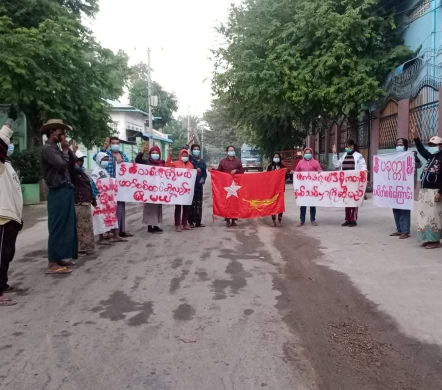 Locals of Pakokku Tsp, Magway District, staged a protest against Genocidal Dictatorship on January 1 New Year’s Day.
#ToFederalDemocracy2022
#2022Jan1Coup
#WhatsHappeningInMyanmar