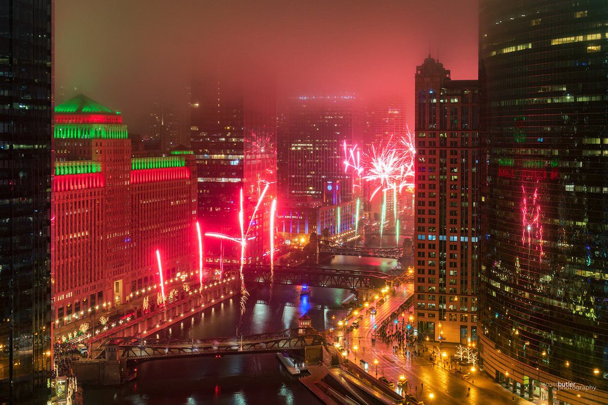 The clock strikes 12 and it's 2022 in Chicago.  #chicago #NewYear2022 #news #fireworks