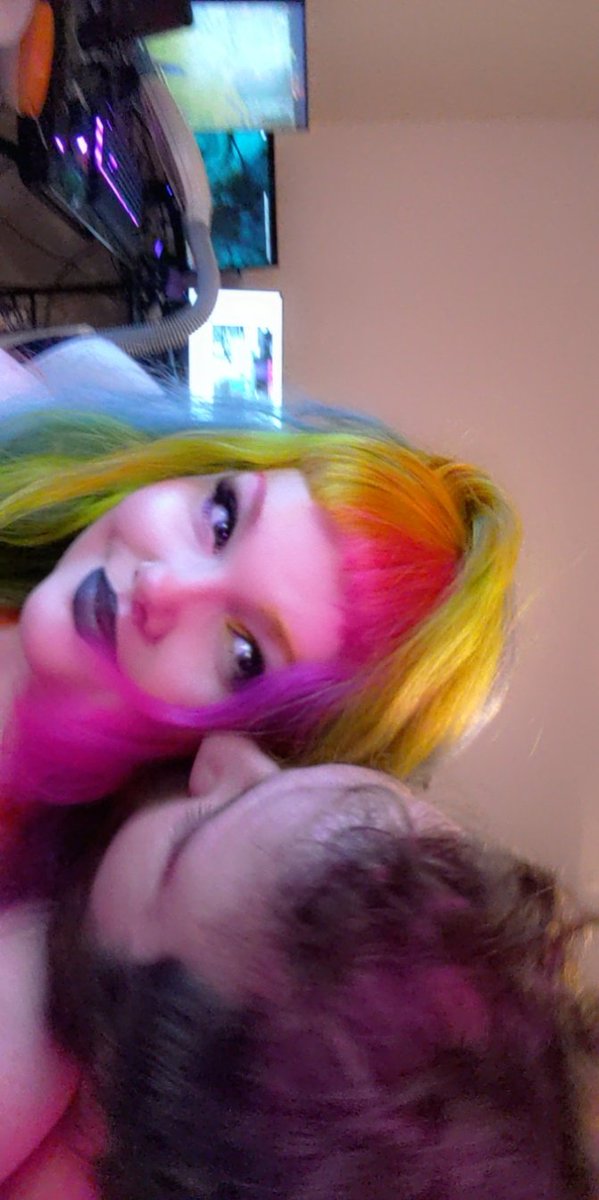 CheyenneNajar's tweet photo. Happy New Years!! So excited to start another year with @CrackinskullsOW 

(If you say anything about my bangs it's a hate crime 😅) https://t.co/7iOH79HkUD