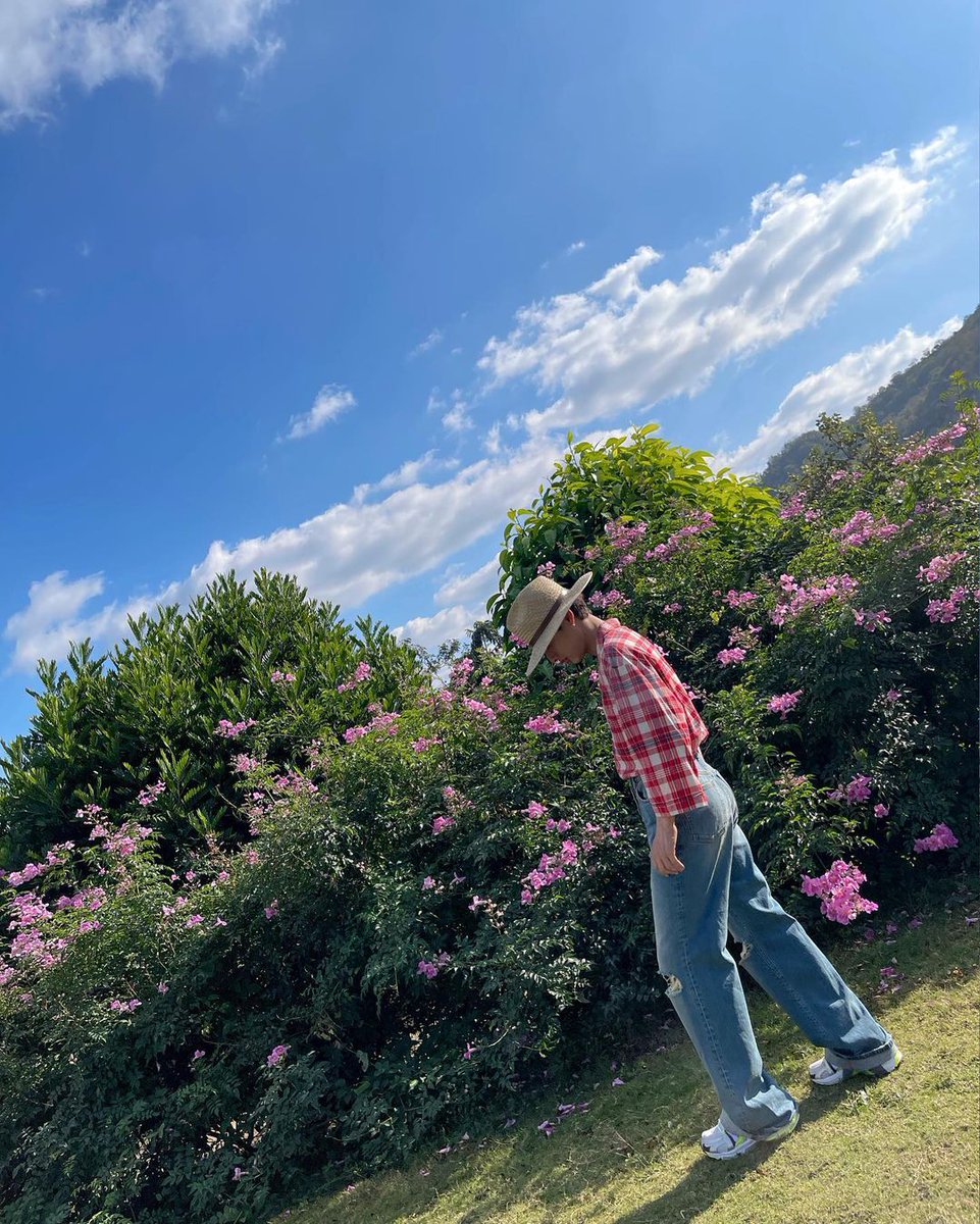 cutiemcial's tweet photo. he's in the spring and autumn theme https://t.co/YijnwlkQXA