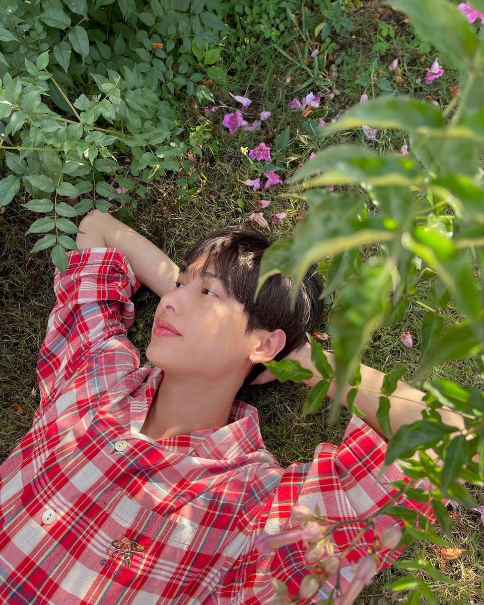 offguning's tweet photo. prettier than the flowers 🌸 https://t.co/2f3cgXHx3A