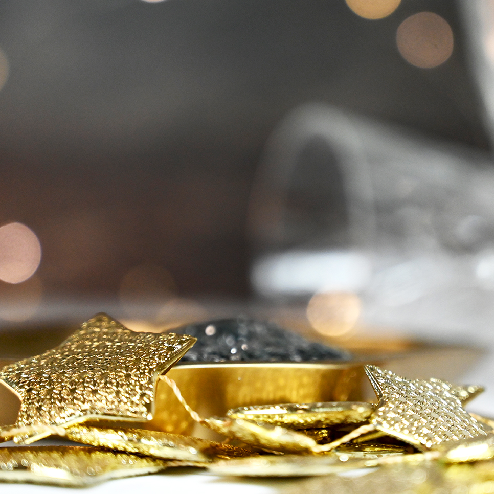 UKSoapKitchen's tweet photo. HAPPY NEW YEAR! 🌟

We hope everyone had a lovely time bringing in the New Year, and nobody is feeling too fragile this morning 👀 🥂

We wish you all a Happy New Year, and look forward to seeing what we can create together in 2022! https://t.co/mSHtZchRmL