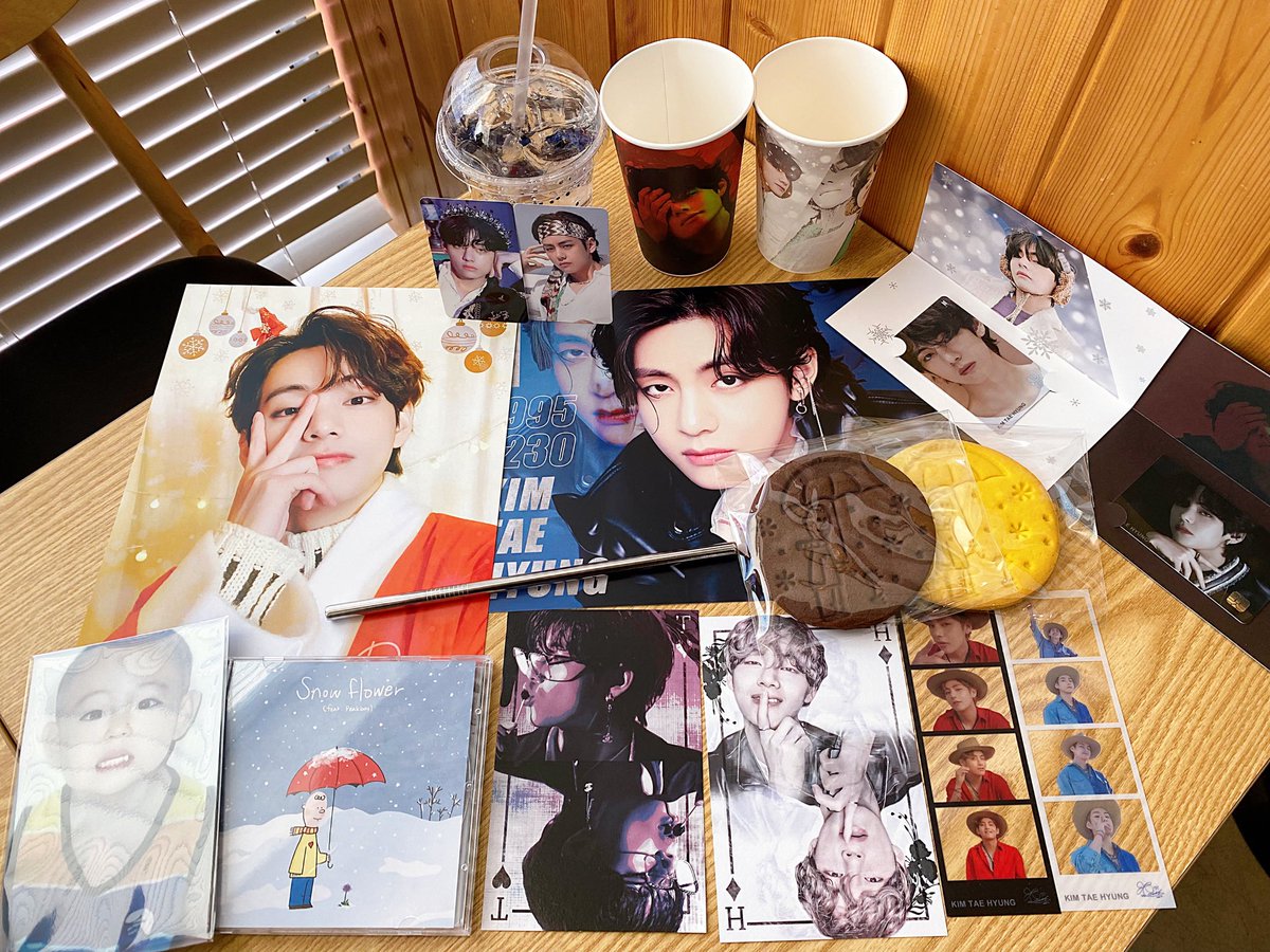 LuvSome_TanTae's tweet photo. 📍 카페어스 Cafe US

보라해 세트가 남아 있길 바라며
새해 첫날이자 태형이 생일 카페 막날 다녀온
카페 어스는 역시 최고👍🏻 특전이 너무 예뻐💜
애정이 듬뿍 담겨 있는 예쁜 특전들 눈물남😭

@purplecloud_BTS
#눈꽃같은_태형아_언제나_보라해
#HAPPY_VDAY_WITH_ARMY https://t.co/HZhRe4lQOu