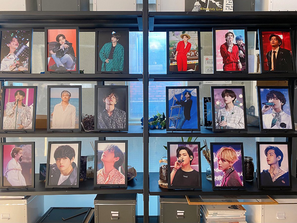 LuvSome_TanTae's tweet photo. 📍 카페어스 Cafe US

보라해 세트가 남아 있길 바라며
새해 첫날이자 태형이 생일 카페 막날 다녀온
카페 어스는 역시 최고👍🏻 특전이 너무 예뻐💜
애정이 듬뿍 담겨 있는 예쁜 특전들 눈물남😭

@purplecloud_BTS
#눈꽃같은_태형아_언제나_보라해
#HAPPY_VDAY_WITH_ARMY https://t.co/HZhRe4lQOu