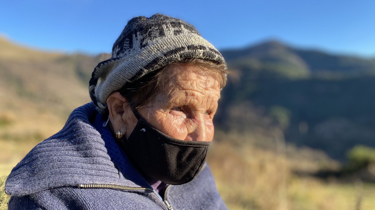 vadorverges's tweet photo. Marina, 94 anys. De ben segur la pastora en actiu més vella de Catalunya. Com a parlamentari, sovint acudeixo a assessors tècnics referents per a cada tema agrari i rural; però, i algú com ella? Què pensa de tot plegat? Conversa-enfilall al captard, a les muntanyes de Bruguera.👇 https://t.co/8YZqnGWkik