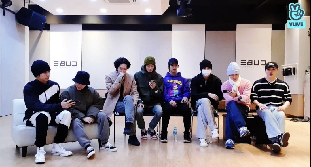 ptgthinkers's tweet photo. almost all of them are hiding their hair with hats…what goes on https://t.co/LfNsAvuKmJ