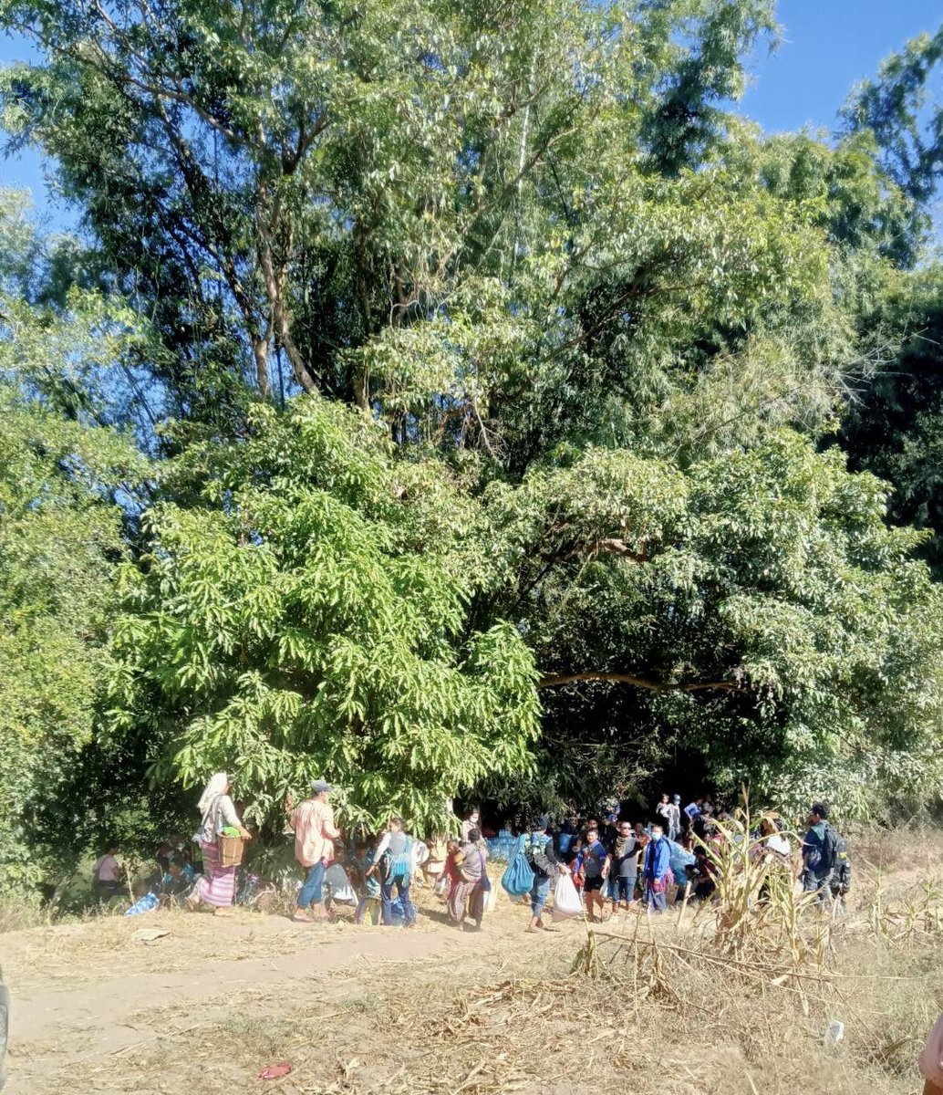 NantbwabwaPhan's tweet photo. Displaced on New Year Day. Villagers from Palu are running for their lives again this morning from mortar shelling by the burmese military. #SanctionAviationFuel
#ExpandtheArmsEmbargo
#MoreTargetedEconomicSanctionsGas
#AllowHumanitarianAidthroughCrossBorder
Photos : TK https://t.co/pKEyJ2T3nr