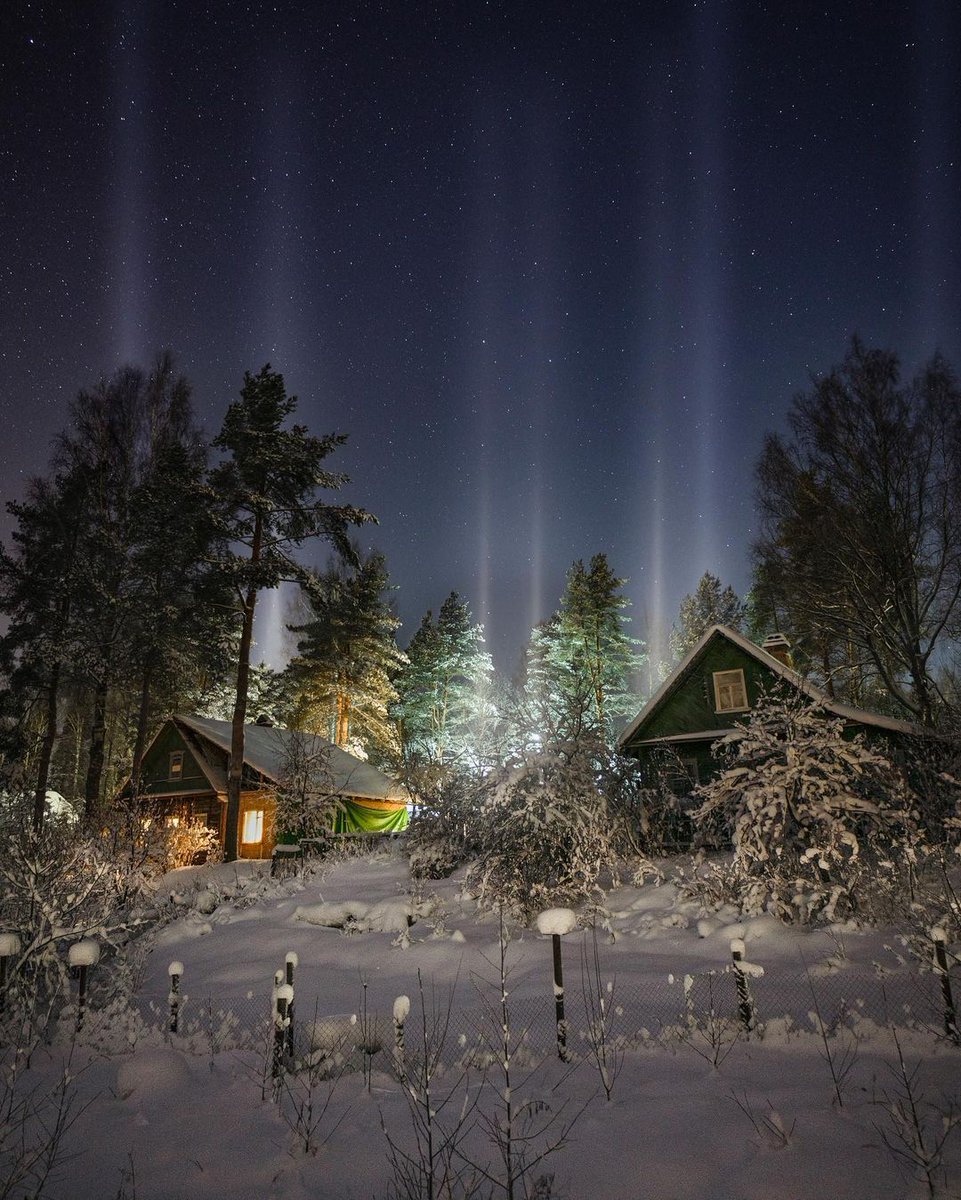  C'est avec cette très belle photo de piliers de lumière que toute l'équipe de #Keraunos vous souhaite une très belle année 2022 ! Vous êtes plus de 51 000 à nous suivre, merci infiniment !  Photo par   sur Instagram (