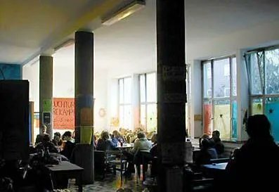 Billstein's tweet photo. Heute vor 22 Jahren, wurde nach der traditionellen Knastkundgebung, die alte Uppenbergschule in Münster besetzt. Es waren unglaublich spannende sechs Wochen kollektiven Handelns, mit vielen tollen Menschen. https://t.co/Ypn3LiREa5 #Uppe https://t.co/X9BrqHT4X1