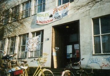 Billstein's tweet photo. Heute vor 22 Jahren, wurde nach der traditionellen Knastkundgebung, die alte Uppenbergschule in Münster besetzt. Es waren unglaublich spannende sechs Wochen kollektiven Handelns, mit vielen tollen Menschen. https://t.co/Ypn3LiREa5 #Uppe https://t.co/X9BrqHT4X1