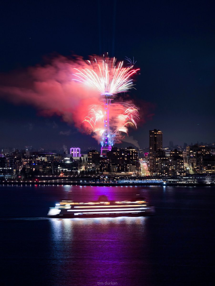 timdurkan's tweet photo. From seattle with love and hope for the new year - #HappyNewYear https://t.co/3bKu8zw2Y9