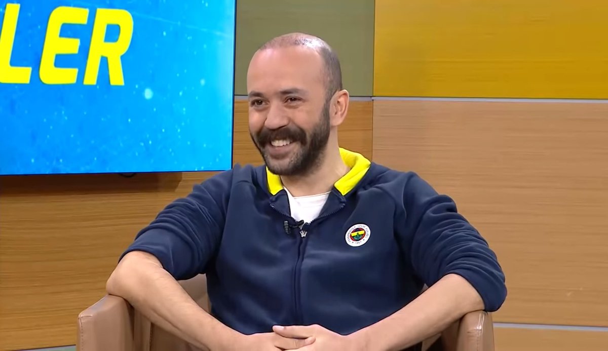 🟡🔵 Sarp Akkaya, O ses Türkiye yılbaşı özel programında Fenerbahçe marşı söyledi.