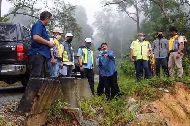 Kementerian Kerja Raya Malaysia (@moworksmy) on Twitter photo 1 Januari 2022 (Sabtu)
Lawatan kerja ke Daerah Jelebu Negeri Sembilan oleh YBTM Kerja Raya <a href="/ArthurJKurup/">Arthur Joseph Kurup</a>.
Lawatan kerja tersebut adalah bagi mengenalpasti infrastruktur yang telah rosak teruk akibat banjir dan memantau kerja-kerja pembaikan.
#KeluargaMalaysia
<a href="/JKRMalaysia/">JKR Malaysia</a> 1 Januari 2022 (Sabtu)
Lawatan kerja ke Daerah Jelebu Negeri Sembilan oleh YBTM Kerja Raya <a href="/ArthurJKurup/">Arthur Joseph Kurup</a>.
Lawatan kerja tersebut adalah bagi mengenalpasti infrastruktur yang telah rosak teruk akibat banjir dan memantau kerja-kerja pembaikan.
#KeluargaMalaysia
<a href="/JKRMalaysia/">JKR Malaysia</a>