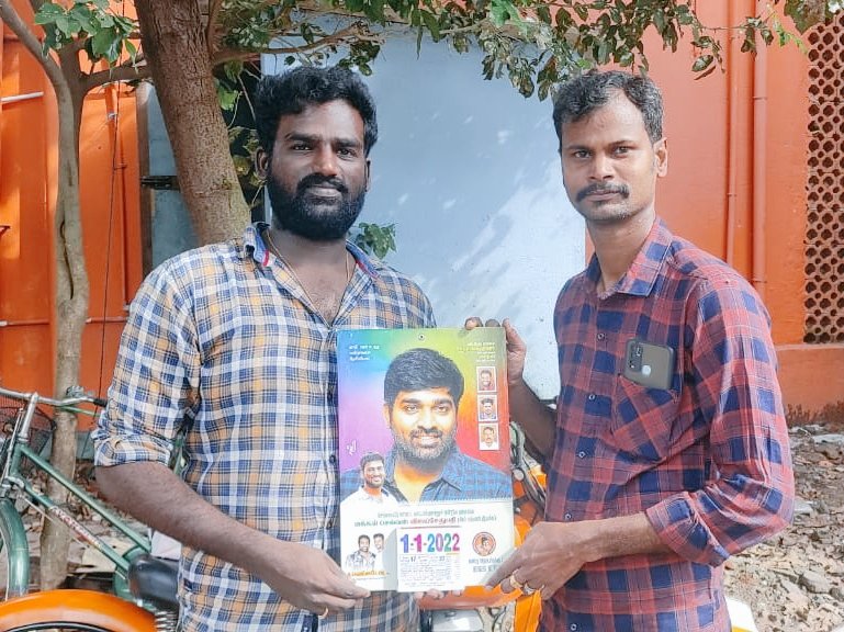 Bulletvikki's tweet photo. காட்டாங்கொளத்தூர் ஒன்றிய துணைத் தலைவர்  க. வெங்கடேஷ் அவர்களுக்கு நன்றி.. புத்தாண்டில் ஒரு இனிய துவக்கம்..❤️🎉

#Makkalselvan #Vijaysethupathi
#HAPPYNEWYEAR2022
@Chengai_VSPFC https://t.co/hUE1Zlhr4S