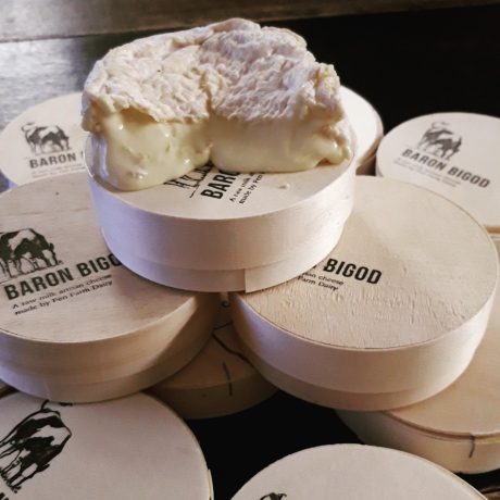 Ripe Brie OFFER 2 x 250g Baron Bigod just £6

These mini (250g) Baron Bigods are perfectly ripe and ready for consuming!  The cancellation of many staff party’s and emptier restaurants in December has meant lower soft cheese sales than expected.... buy at:
thecourtyarddairy.co.uk/shop/buy-chees…