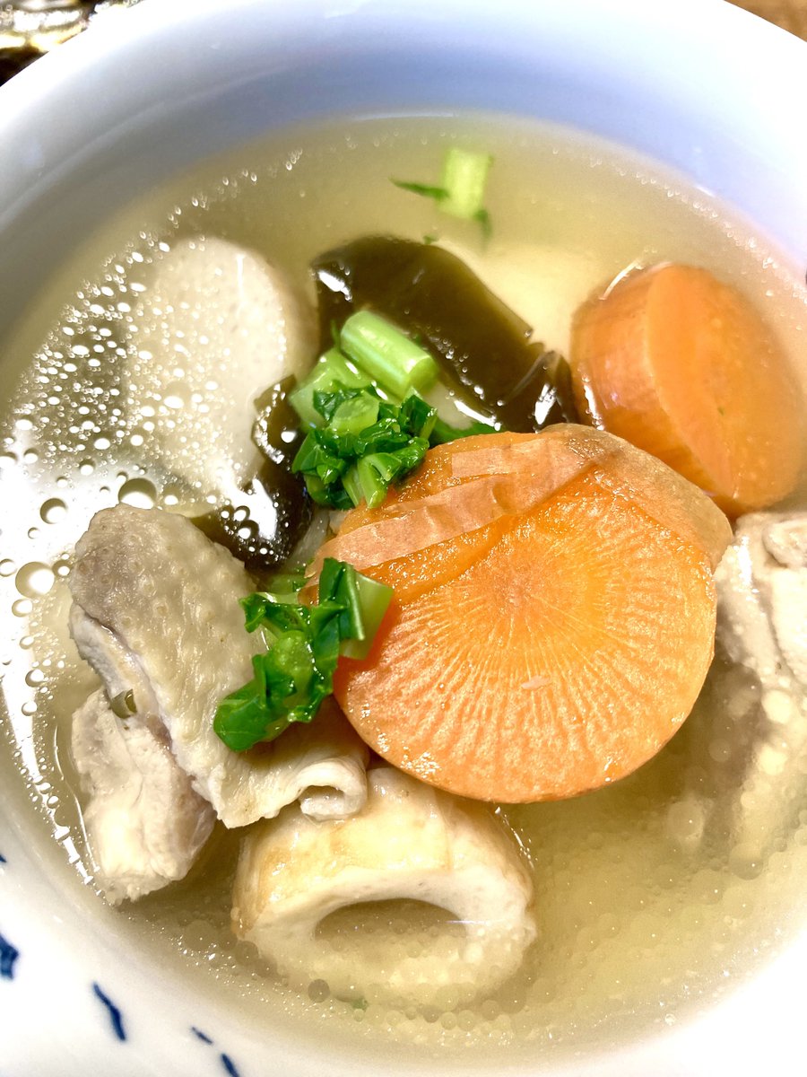 2022年あけましておめでとうございます🎍
好き勝手な店主の好き勝手なお店。
どうぞ今年もよろしくお願いします(*´꒳`*)💕
お雑煮は昆布とスルメのすまし汁にかしわ、輪切りにした大根、人参、里芋、おもち。
かまぼこ忘れたので竹輪で代用。
#お雑煮 
#企業公式が新年の挨拶を言い合う