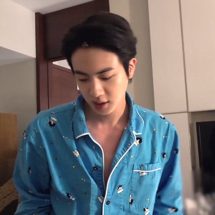 nygmahopee's tweet photo. — kim seokjin desde antes de que saliera la pijama diseñanda por el mismo, ya la estaba presumiendo cuando fue bts in the soop 2. increíble. lo amo #BY_Jin #JinMerchStyle #CollectionByJin https://t.co/RxBw5sO5pr