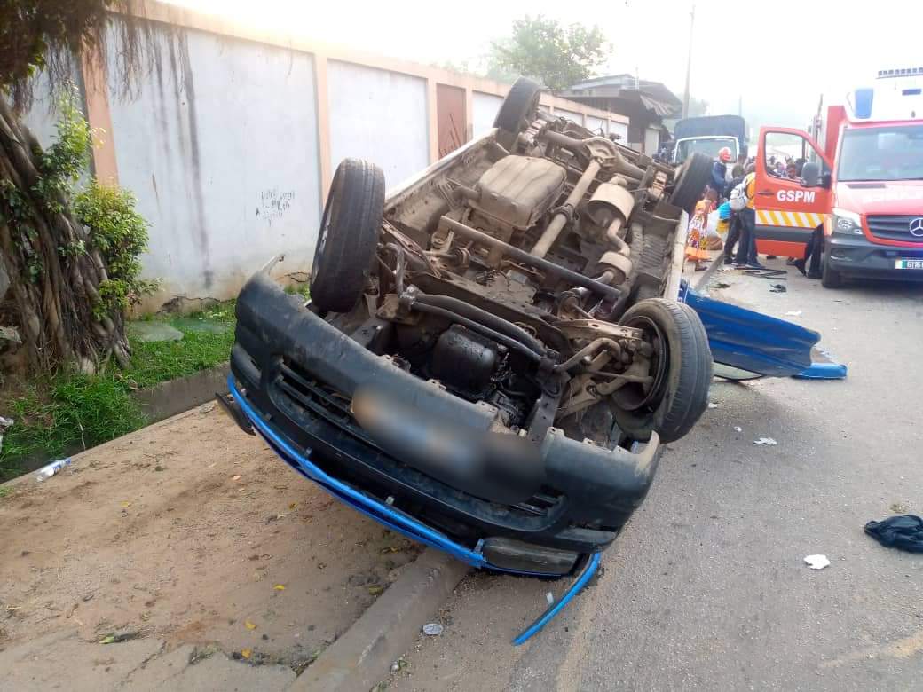 PSecours225's tweet photo. 01 janvier 2022, 06h30,accident de circulation Plateau face Carena. 
A l'arrivée, il s'agit d'un minicar renversé.
Bilan: 16 victimes, transportées par vsu, ambulance lourde et Ambulance de réanimation au CHU de Treichville. 
Conducteur en fuite. https://t.co/qIT5D1OPo7