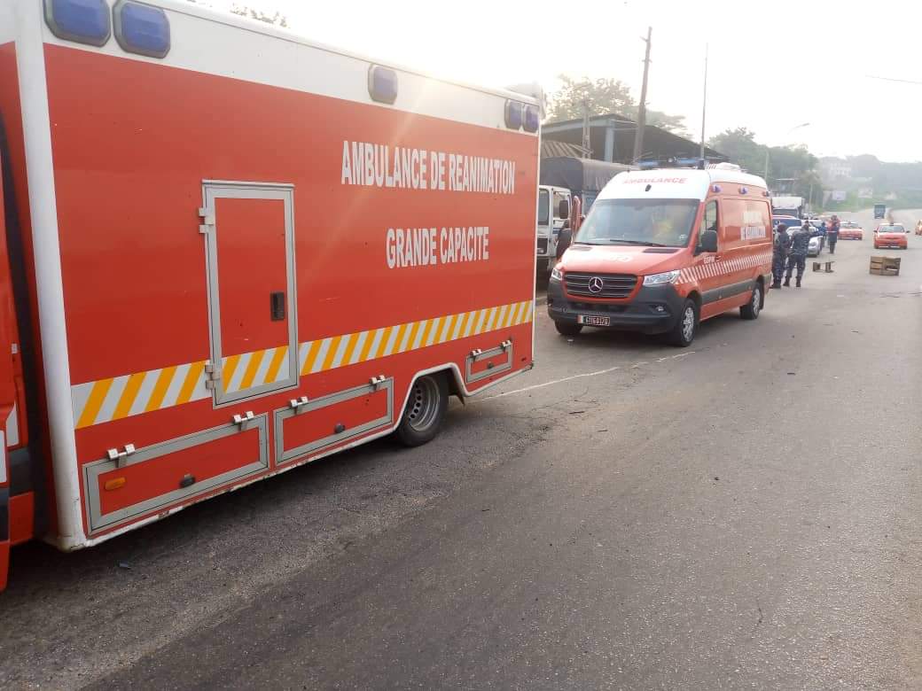 PSecours225's tweet photo. 01 janvier 2022, 06h30,accident de circulation Plateau face Carena. 
A l'arrivée, il s'agit d'un minicar renversé.
Bilan: 16 victimes, transportées par vsu, ambulance lourde et Ambulance de réanimation au CHU de Treichville. 
Conducteur en fuite. https://t.co/qIT5D1OPo7