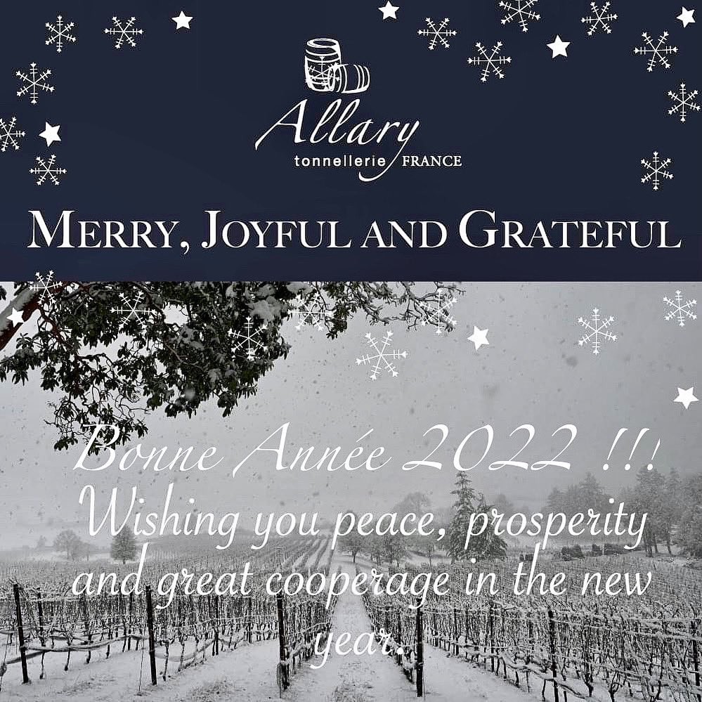 Nous vous souhaitons une belle et heureuse année 2022 . 🥂🍾 🎉  #happynewyear #tonnellerie #newyear 🎉 #hello2022 ❤️ #happynewyear2022 #bonneannée #2022 #igersbordeaux #champagnelover #ilovebordeaux #tonneau #toasting #frenchoakbarrels #cooperage #traditions #cognaclover